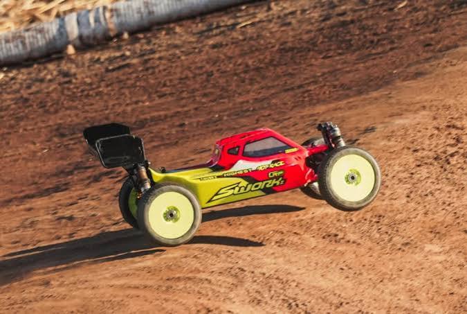 Buggy nitro vermelho em curva